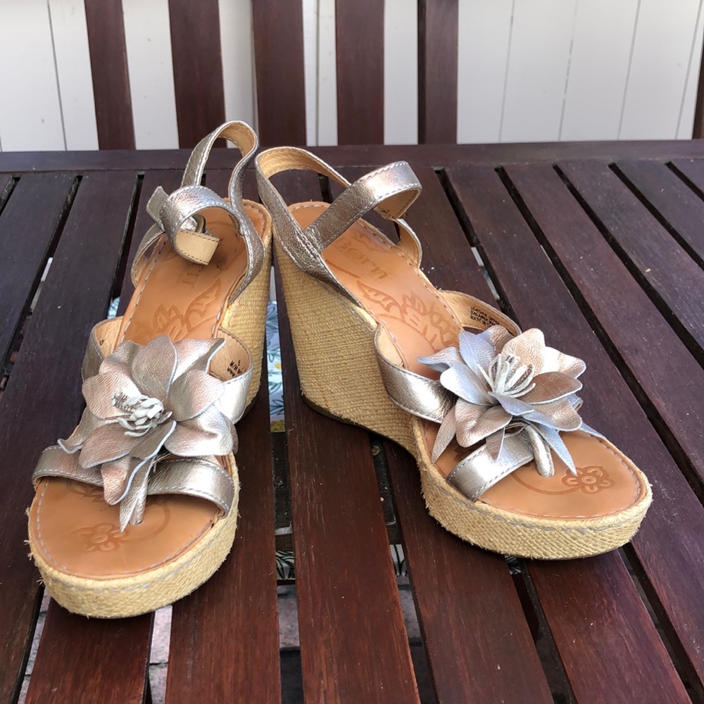 Born silver leather wedge floral sandals 8 EUC